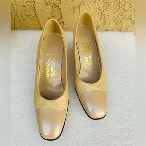 Salvatore Ferragamo Boutique Medium High Heels Beige Pebble Leather Size 6.5